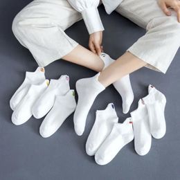 Chaussettes courtes en coton pour femmes, Sox d'été pour étudiantes, blanches après avoir soulevé le talon, fruits brodés, Style coréen