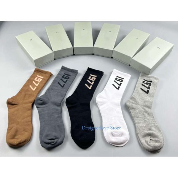 Femmes concepteurs de chaussettes 5 paires Signe de set pour hommes femme épais des femmes de sport médium de sports calzini Calzini broderie respirante coton unisexe chaussette classique meias avec boîte