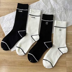 Femmes chaussettes designer coréen minimaliste style antique bande unique bonneterie lettre noire et blanche étiquette de repassage chaussettes en coton tube moyen IIIL