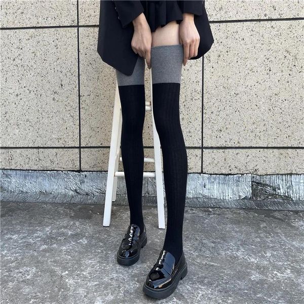 Calcetines de mujer de fábrica Otoño Invierno colores surtidos sobre la rodilla largos Ins moda Red estilo rojo algodón de alta pantorrilla femenina Jk