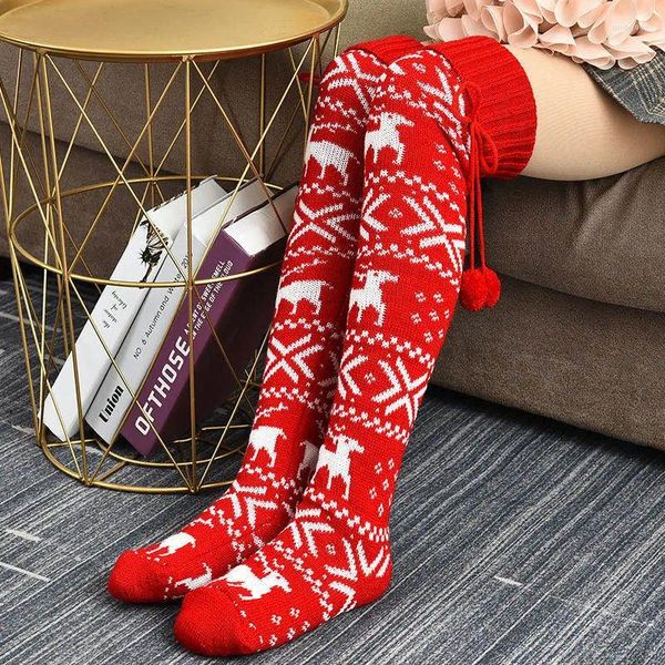 Chaussettes pour femmes Fashion Tricoted Stocking Over-Knee Christmas Pile avec boule de fourrure Gardez les bas de vêtements d'hiver chaud accessoires