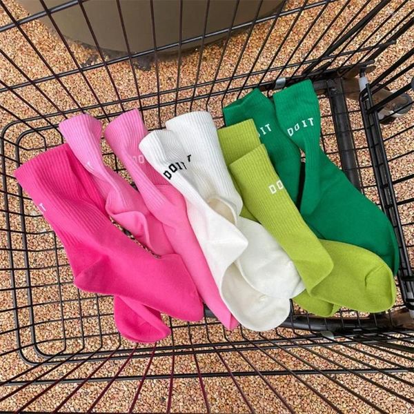 Women chaussettes Fashion Letter Colorful Middle Tube Coton Sports Harajuku Hip Hop Femme Femme