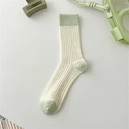 Chaussettes de femmes Collants de mode fines minces de chaussettes à tube à rayures à rayures verticales couleur épissage de nylon conceptions de tricotage à tricotage
