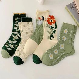 Calcetines de mujer cinco pares de flores de plantas forestales de mujer moda de primavera y otoño estilo universitario Retro lindo interesante tubo medio