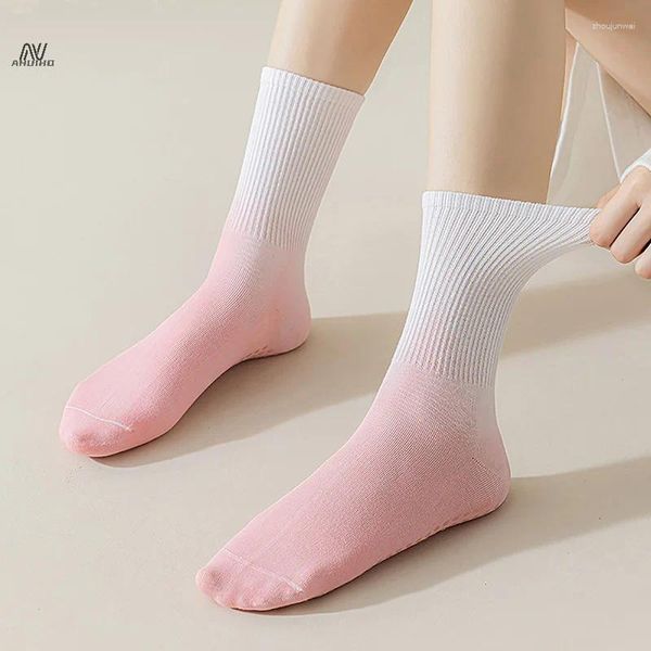 Femmes Socks Gradient Couleur Mid-Tube Yoga Silicone Stocking Stocking Professional Sports Fitness Pilates Dance Floor