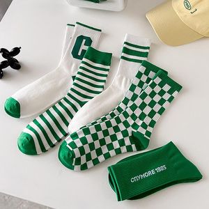 Calcetines de mujer Tablero de ajedrez verde Deportes de mujer Ins Tide Letras a rayas Algodón exterior Combina con todo Hermosos modelos