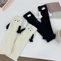 Chaussettes tricotées Harajuku pour femmes, chauffe-jambes amples, bas de Couple noirs et blancs, aspiration magnétique, empilables à la main