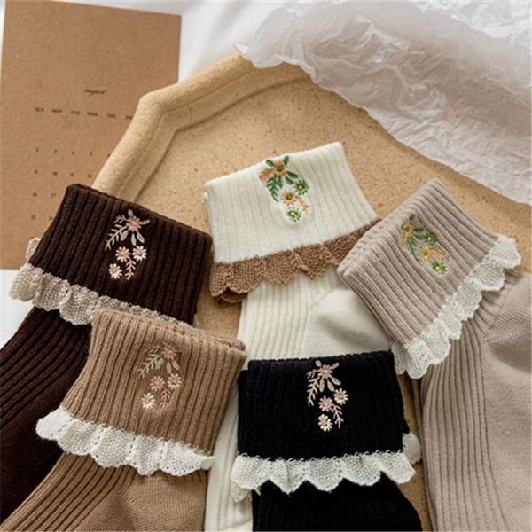 Calcetines de mujer japoneses Kawaii lindo JK Lolita encaje con volantes moda bordado de flores Harajuku Retro Vintage Crew