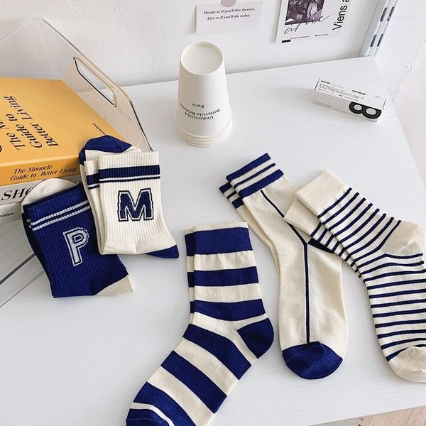 Femmes chaussettes Korea Cotton Letters College Style Girls Middle Tube Classic Striped Letter Imprimé Fashion Sporty étudiant en gros