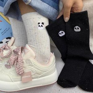 Calcetines de mujer coreanos blanco y negro Panda bordado femenino tendencia de Instagram JK día de las niñas lindo patrón medias de pareja de dibujos animados