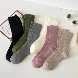 Chaussettes de femmes coréennes Figure huit en relief tempérament français tridimensionnel Couleur solide japonaise pour le tube médian