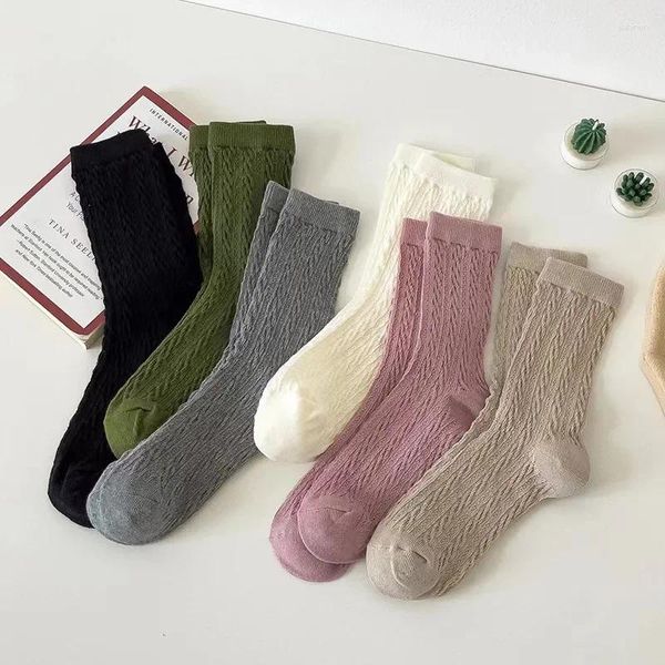 Chaussettes de femmes coréennes Figure huit en relief tempérament français tridimensionnel Couleur solide japonaise pour le tube médian