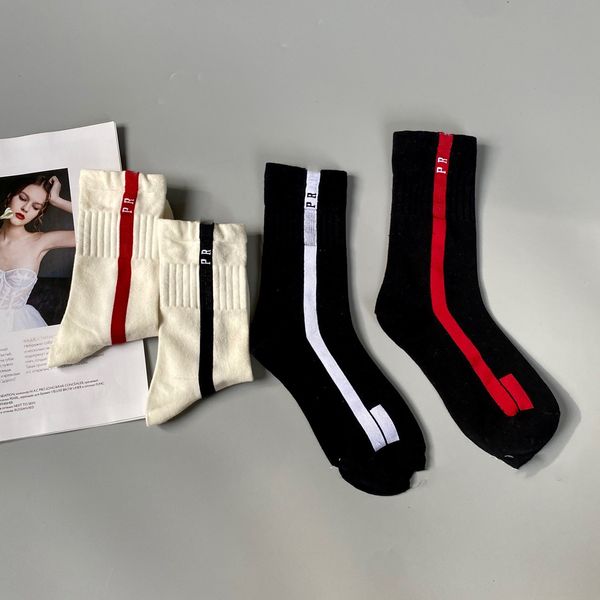 Chaussettes pour femmes Lettre Chaussettes de ligne rouge avec tube moyen Chaussettes pour femmes de marque de mode épissées avec des chaussettes de sport décontractées de couleur unie noir et blanc