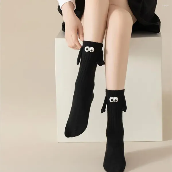 Femmes chaussettes magnétiques liant un couple d'aspiration drôle de grands yeux se tenant la main au milieu du tube mignon pour les hommes cadeaux uniques