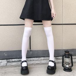 Calcetines de mujer de longitud media japonés Jk femenino lindo terciopelo negro estufa verano sección delgada sobre la rodilla pantorrilla blanca