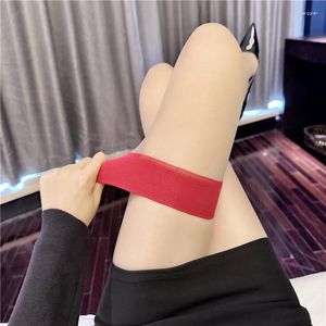 Femmes chaussettes non glissées en soie noire influencer en ligne sexy ultra slim de cuisse de cuisse aux genoux rouges