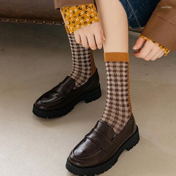 Chaussettes de chaussettes rétro à plaid rayé coton femelles décontractées dames vintage hosiery tendance harajuku britannique cool short