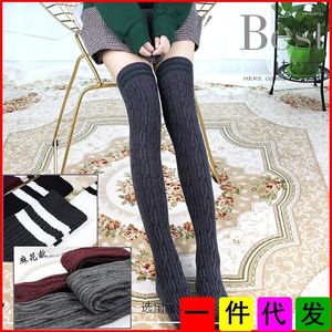 Chaussettes pour femmes printemps et automne sur les bas du genou tricotés à deux barres piles verticales de haute baril longue femme marée coréenne
