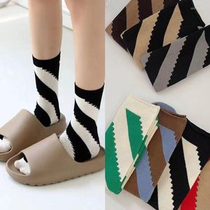 Femmes chaussettes Style créatif femme sergé trou évidé rayures diagonales coloré moyen Tube bas dame personnalité coton