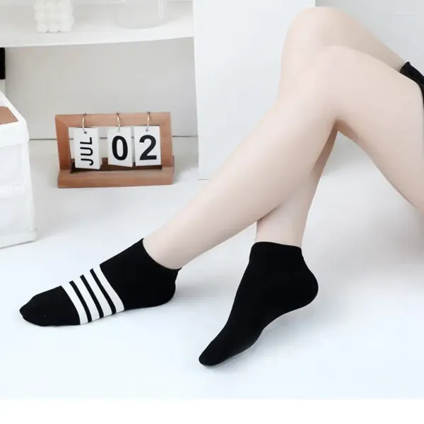 Chaussettes absorbant la sueur pour femmes, résistantes à l'usure, toutes saisons, rayures de sport rafraîchissantes, bonneterie élastique asymétrique, cheville en coton