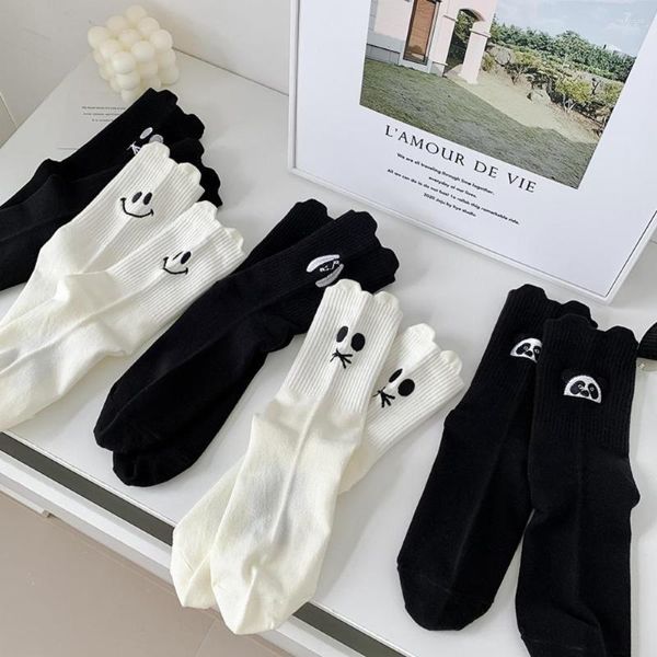 Chaussettes tendance pour femmes, dessin animé mignon brodé chiot et ours pour personnalité de la mode, petite oreille, noir et blanc, Kawaii en Tube