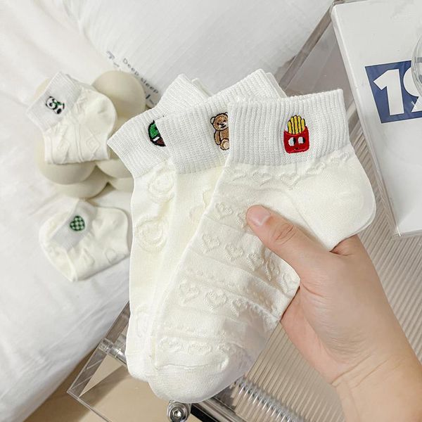 Calcetines blancos para mujer Primavera Verano estilo japonés de Corea lindo bordado de dibujos animados algodón tubo bajo tobillo niñas regalo al por mayor