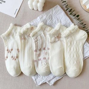 Chaussettes d'été blanches pour femmes, Section fine, étudiantes, mignonnes, Jacquard japonais Jk, dentelle douce, tendance, bord champignon, bateau, volants Lolita