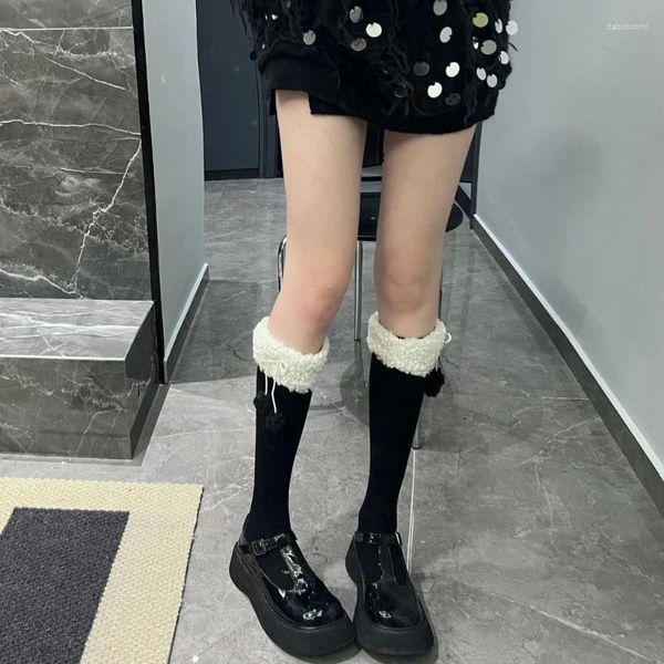 Calcetines de invierno para mujer, botas hasta la pantorrilla, estilo japonés, bonitos calcetines de lana de cordero de imitación, adornos peludos, medias con lazo y pompón, calentador de piernas