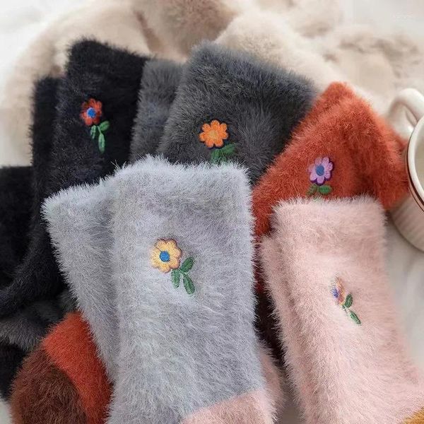 Chaussettes d'hiver en peluche pour femmes, en velours de vison épais, mi-tube brodé de petites fleurs, couleur unie, chaud, mignon pour dormir