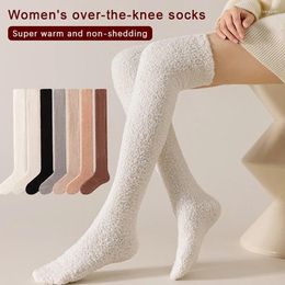 Chaussettes de femmes Hiver Coral Bouche à un genou High pour le sol de sommeil de maison en peluche Chaussette de cuisse molle solide solide