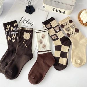 Chaussettes de femmes coton pour femmes au printemps automne d'hiver Stripe Stripe Plaid Cartoon Bear Stockings mignon kawaii court équipage de chaussettes