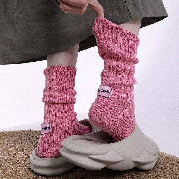 Calcetines de mujer, doble aguja, etiqueta rosa japonesa, Color sólido, tubo medio Simple, para hombres, pequeñas parejas versátiles, se amontonan