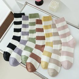 Chaussettes de femmes en vrac de femme en vrac large bande d'automne et d'hiver.