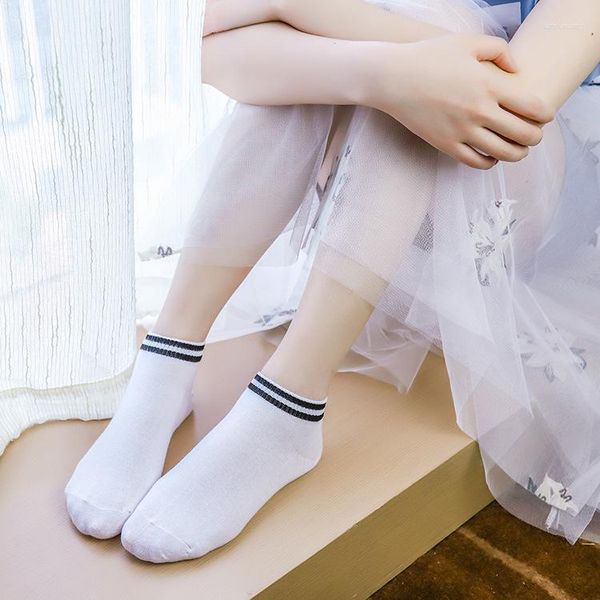 Chaussettes pour femmes Boat d'été pour femmes à rayures minces coréennes du vent collégial ne peut pas tomber avec du coton noir et blanc