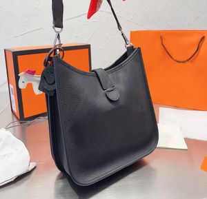 Vrouwen zachte echte lederen schoudertas met rechthoek holle pierce letters Bericht Bag retro-stijl portemonnee met pony hangers Cross-Body Satchel