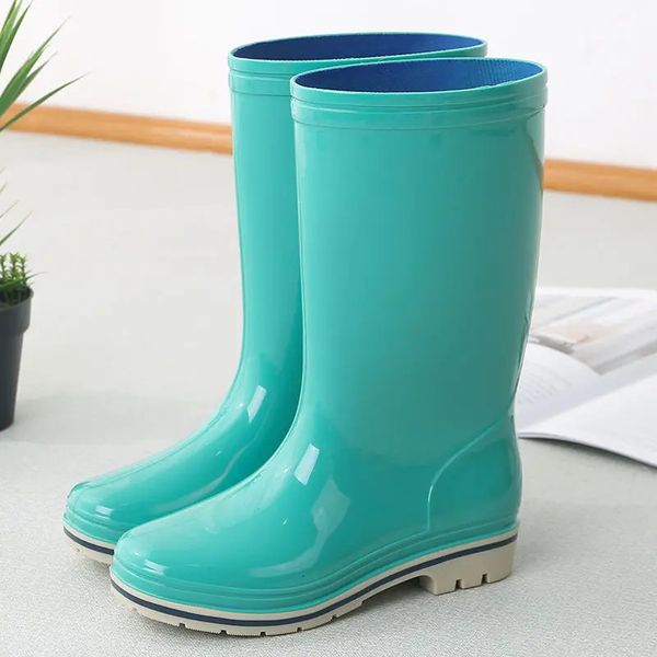 Femmes couleur unie mi-mollet bottes de pluie PVC chaussures d'eau imperméables Wellies bottes de pluie antidérapantes confortables femme galoches en caoutchouc 240102