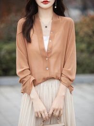 Femmes Solid Top Button Shirt Thin Style légèrement transparent sexy manches longues châles de châle printemps d'été élégant 240516