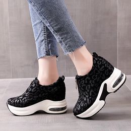 Chaussures de sport pour femmes Nouvelles plate-forme de printemps baskets léopard imprimées épais fond femelles décontractées et semelles douces confortables chaussures