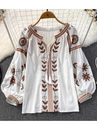 Vrouwen lente blouse vintage etnische stijl lange mouw ronde nek los geborduurd katoenen linnen pullover shirt casual top 240412