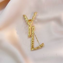 Broche de diseñador de primavera femenina Gran color de oro plateado Color clásico de cristal clásico broche broche pin letras de aleación de latón helado broches de decoración hechos a mano ZB041 F23