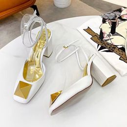 Sandalias de moda de Metal de verano para mujer, elegantes tacones cerrados de diseñador, hermosos modelos versátiles, zapatos cómodos para niñas