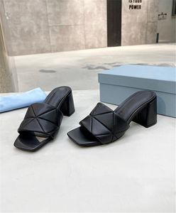 Pantoufles d'été pour femmes chaussures de banc pour femme Talon épais et confortable pour femme Treillis rhombique en cuir véritable résistant à l'usure sandales polyvalentes antidérapantes P70323