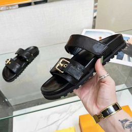 Dames zomer slippers echt lederen platform hakken dubbele buckle designer schuifregelaars bom dia platte muilezel zomer sandalen met doos