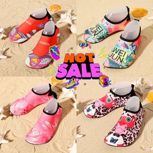 Femmes Chaussures de natation hommes Water Beach Sport Chaussettes Barefoot Sneaker Yoga Fiess Dance Swim surf Diving Plongée Shoe Gai 364