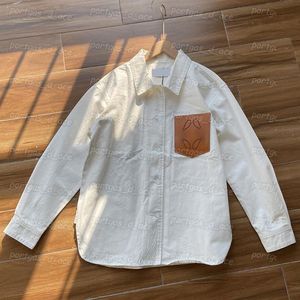 Camiseta de mujer Blusa blanca de manga larga con solapa Letra de cuero en el busto Diseño Tops INS Moda Primavera Verano Mujer Camisa Jacket235a