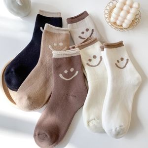 Calcetines térmicos cálidos de invierno para mujer, calcetines de lana de tendencia sonriente, calcetín esponjoso de Cachemira peluda, nieve, algodón, blanco, negro, sólido, calcetín para dormir