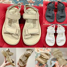 Mujeres Sandalias de diseñador de turismo 24SS Fashion Show Sandal Sandal Sandal Upper T-Tie Rubber Lady Sports Outdoor Sandals Flat Sandals Sandales Designer Pour Femme