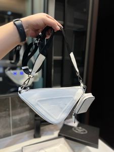 Triangle Triangle Crossbody Bag Tolevas En cuir sacs à main Pourse à manche détachable fermeture de fermeture à glissière à l'intérieur des lettres de mode