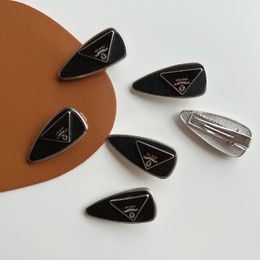 Femmes Triangle Lettre Barrettes En Cuir PU Goutte D'eau Pince À Cheveux De Mode Accessoires De Cheveux pour La Fête De Cadeau