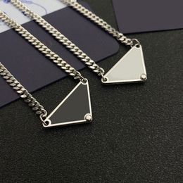 Femmes Triangle Lettre Pendentif Collier Lettres Chaîne Colliers avec Timbre Top Qualité Bijoux pour Cadeau Fête